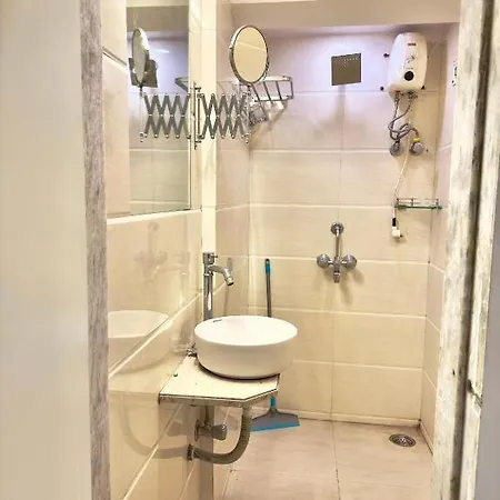 Locomo Hostel Express - Stay Work Eat * Mumbai