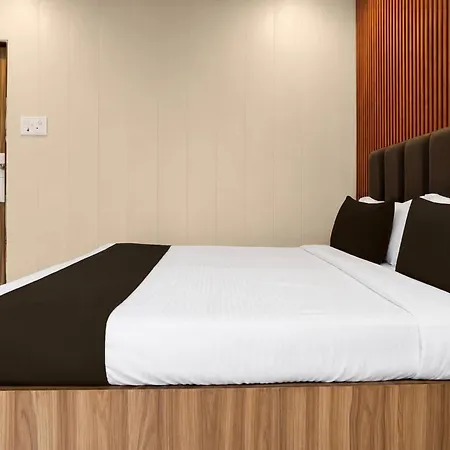 Hotel Collection O Lokhandwala Andheri West Formerly Lalsai Residency 4*