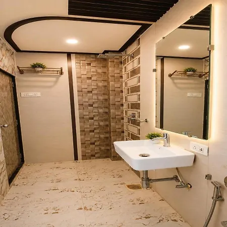 Guest house Glitz 7even Hills- Nr International Airport T2