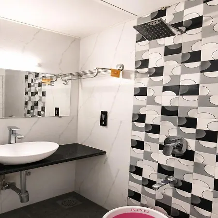 Glitz 7even Hills- Nr International Airport T2 *