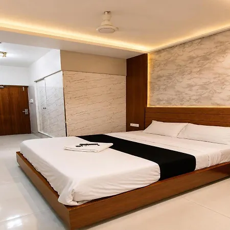 Guest house Glitz 7even Hills- Nr International Airport T2