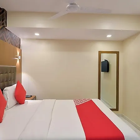 Capsule hotel Qubestay Airport Capsule &