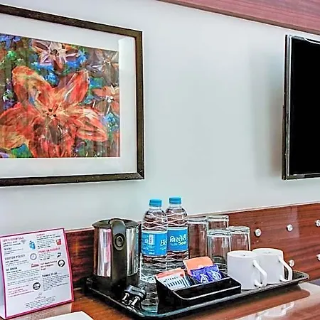 Metropole Inn-andheri East Hotel 3*