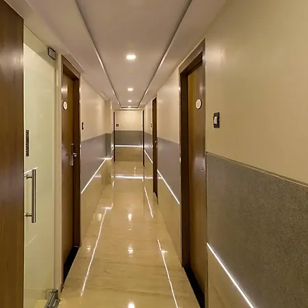 Qubestay Airport Capsule & 3*