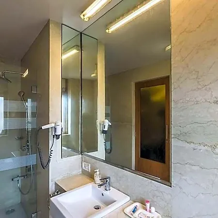 Astoria Hotel 4*