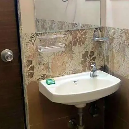 Hotel O Golden Nest Near Chhatrapati Shivaji International Airport 3*