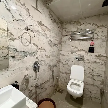 Classy Comfort Malad Near Dna Hospital Hotel 2*