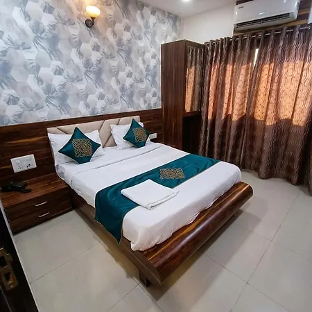 Airport International - Near Airport , Bkc Visa Consulate, Jio Convention Center Hotel 3*