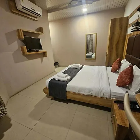 Luxury Addoree Palace - Near Airport Hotel 3*