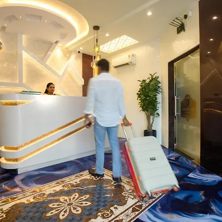 Brown Luxury Near Us Consulate Bkc Hotel 3*