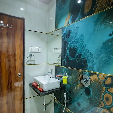 Brown Luxury Near Us Consulate Bkc Hotel 3*