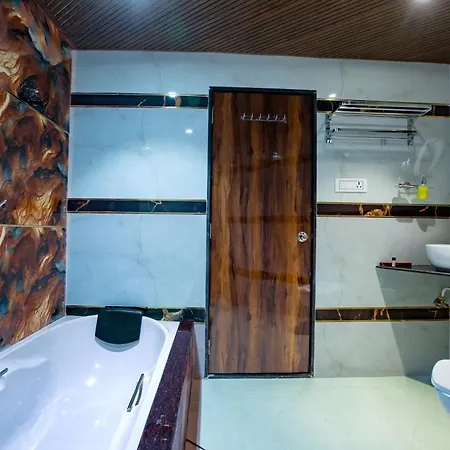 Brown Luxury Near Us Consulate Bkc Hotel 3*