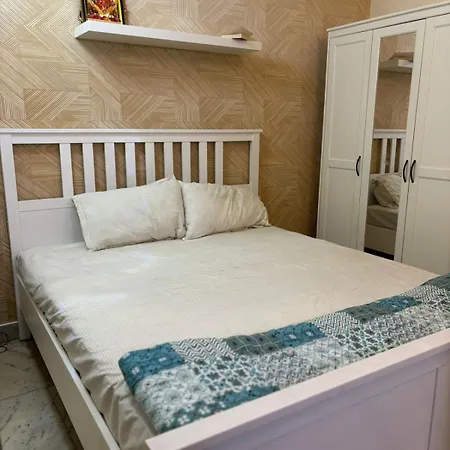 Sea View Private Near Mannat, Bandra Guest house Mumbai