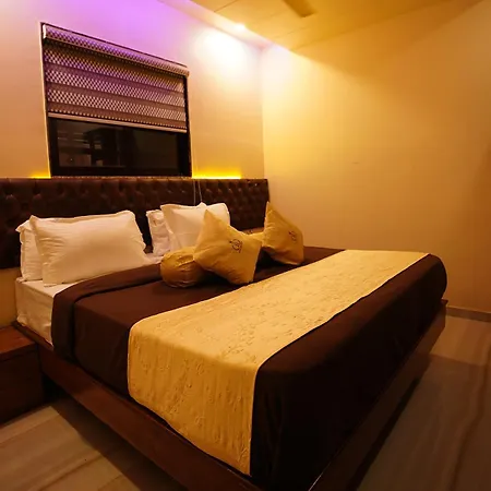 Royce By Glitz-nxt To Visa Consulate & Kurla Station Hotel *