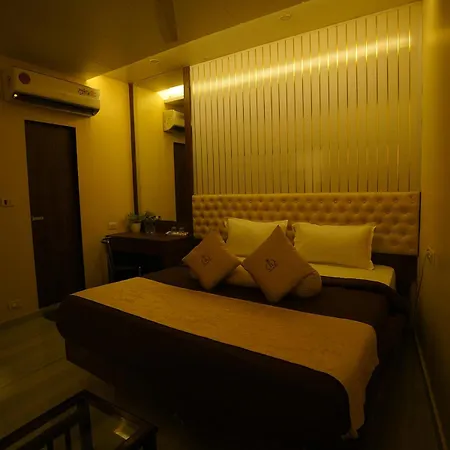 Royce By Glitz-nxt To Visa Consulate & Kurla Station Mumbai