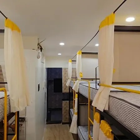 Hostel Zest 1059 - Santacuz Metro Station B1 Exit *
