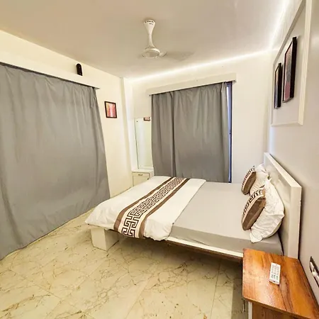 Glasshouse Luxury Villa, 4 Bed Private Pool Gorai *