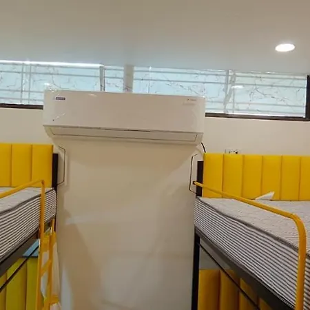 Zest 1059 - Santacuz Metro Station B1 Exit Hostel