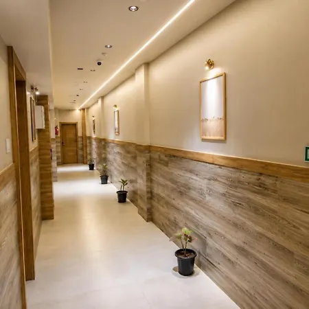 Hotel Royal Near Kokilaben Hospital 3*