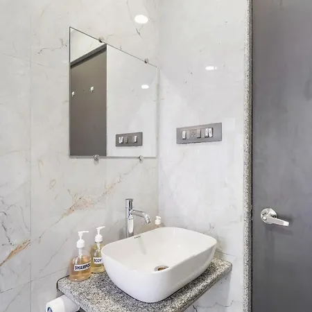 Homestay Ganga Jamuna Shared In A Private 3bhk In Bandra West By Squareone