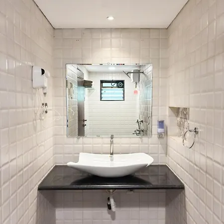 Glasshouse Luxury Villa, 4 Bed Private Pool Gorai