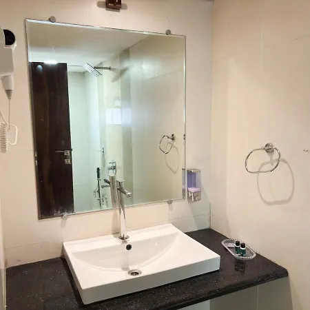 Glasshouse Luxury Villa, 4 Bed Private Pool Gorai *