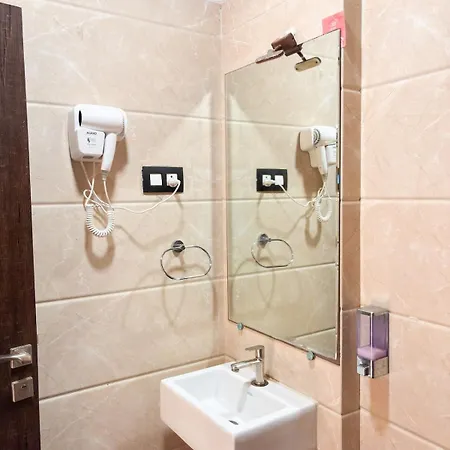 Glasshouse Luxury Villa, 4 Bed Private Pool Gorai