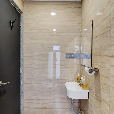 Homestay Ganga Jamuna Shared In A Private 3bhk In Bandra West By Squareone *