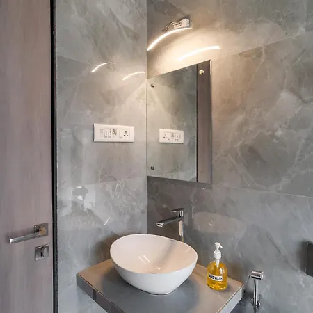 Ganga Jamuna Shared In A Private 3bhk In Bandra West By Squareone *
