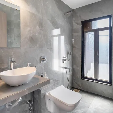 Ganga Jamuna Shared In A Private 3bhk In Bandra West By Squareone *