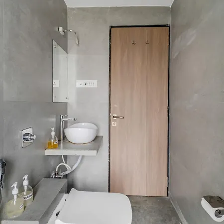 Ganga Jamuna Shared In A Private 3bhk In Bandra West By Squareone * Mumbai