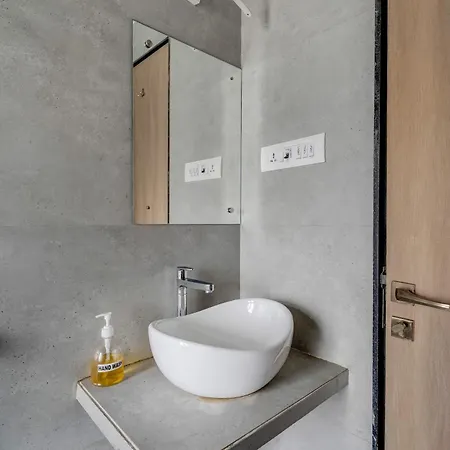 Homestay Ganga Jamuna Shared In A Private 3bhk In Bandra West By Squareone