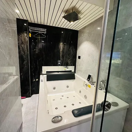 Rahul's Retreat Jacuzzi