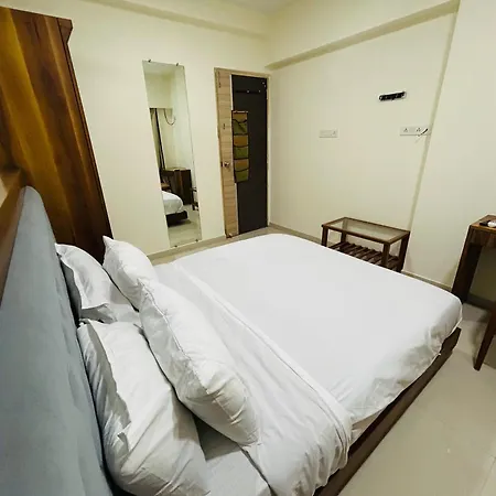 2bhk Beside Hiranandini-star Homes Powai Apartment