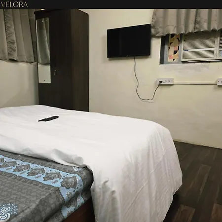 Furnished Bedroom In Andheri East, Peaceful Mumbai