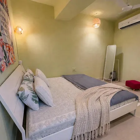 Pali Center, Bandra Calm Inside, Outside Apartment Mumbai