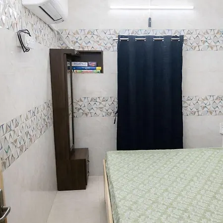1bhk Recliners 55 Inchs Led Netflix Near Juhu Airport Nanavati Parle * Mumbai