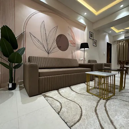 Enchante - 15 Mins From Lilavati & Nanavati Apartment