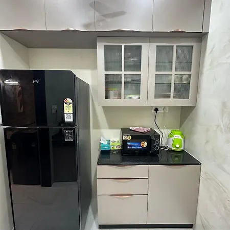 Izaara - 15 Mins From Lilavati & Nanavati Apartment *