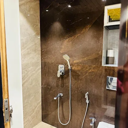 Rahul's Retreat Jacuzzi Apartment *