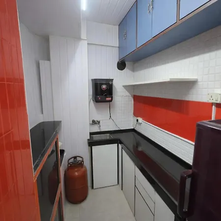 Pali Center, Bandra Calm Inside, Outside Apartment *
