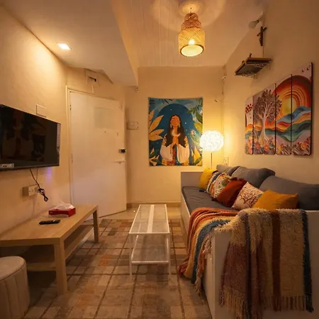 Apartment Pali Center, Bandra Calm Inside, Outside