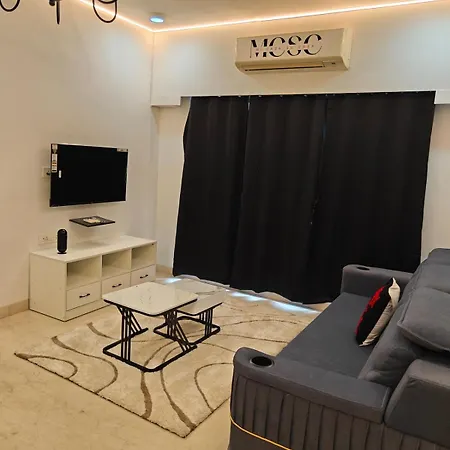 Apartment It's Black & White *