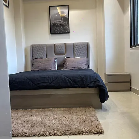 Enchante - 15 Mins From Lilavati & Nanavati Apartment