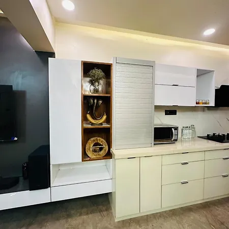 Rahul's Retreat Jacuzzi Apartment *