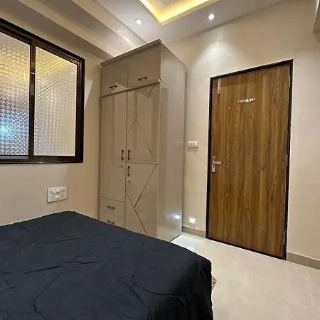 Izaara - 15 Mins From Lilavati & Nanavati Apartment *