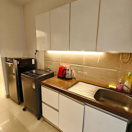 The Crest Bkc Apartment *