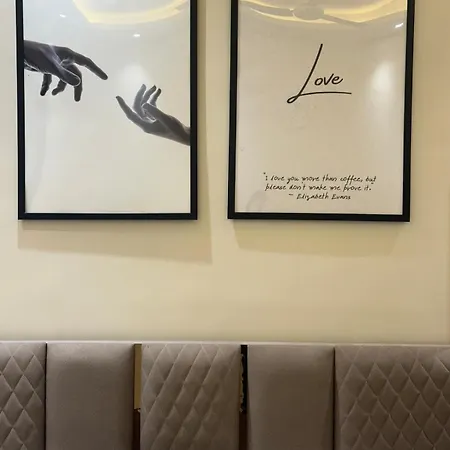 Izaara - 15 Mins From Lilavati & Nanavati Apartment *