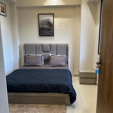 Enchante - 15 Mins From Lilavati & Nanavati Apartment
