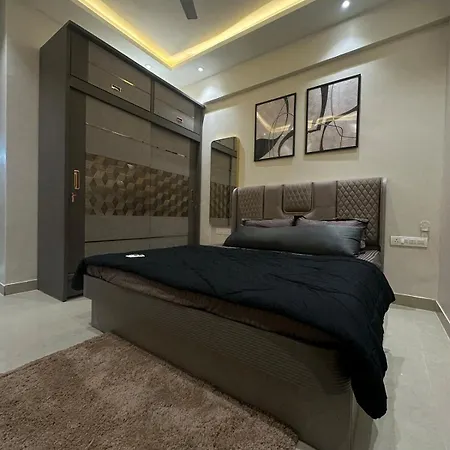 Izaara - 15 Mins From Lilavati & Nanavati Apartment *